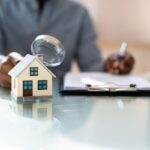 Wycena i inspekcja domu na rynku nieruchomości. Sprawdzanie domu