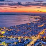 Widok z lotu ptaka na miasto Saloniki o zachodzie słońca. Saloniki to drugie co do wielkości miasto w Grecji i stolica greckiej Macedonii. Zdjęcie zrobione kamerą drona