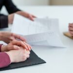 rozmowy biznesowe negocjacje. komunikacja z partnerami. oficjalne dokumenty i omawianie umów