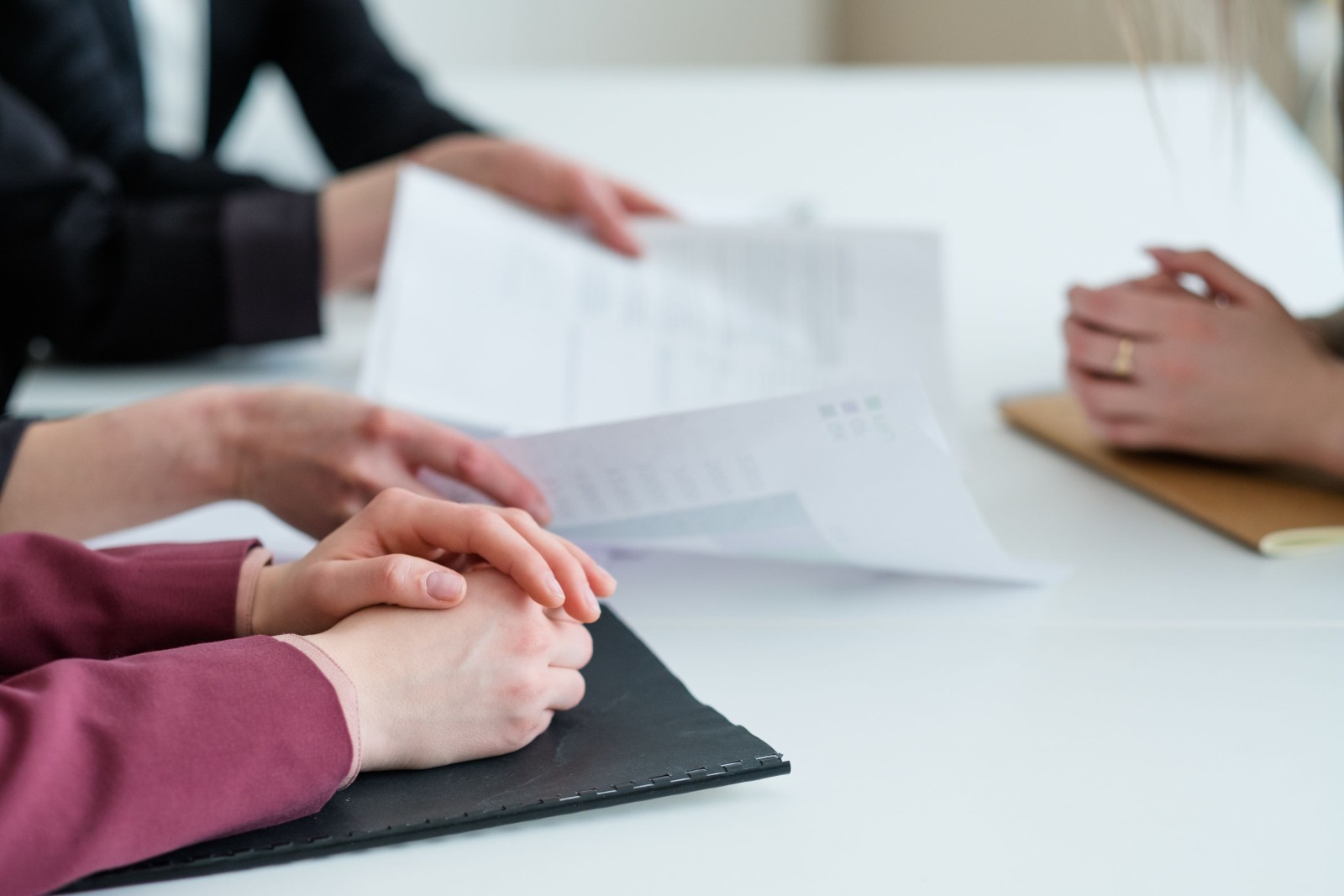 rozmowy biznesowe negocjacje. komunikacja z partnerami. oficjalne dokumenty i omawianie umów